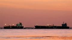 Markab shidaal oo marayey Marinka Hormuz, meel u dhow xeebaha Cumaan oo la duqeyn lala beegsaday